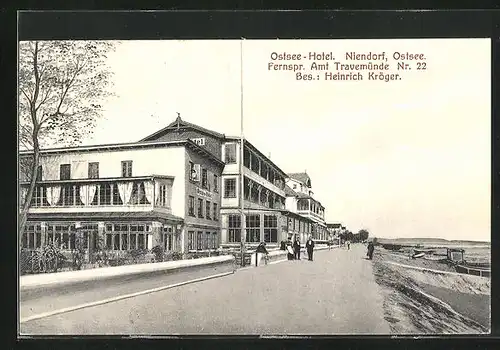 AK Niendorf / Ostsee, Ostsee-Hotel mit Strandpromenade und Flaneuren