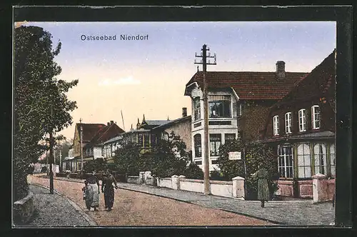 AK Niendorf, Ortspartie mit Passanten und Häusern