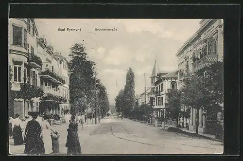 AK Bad Pyrmont, Brunnenstrasse mit Häusern und Spaziergängern