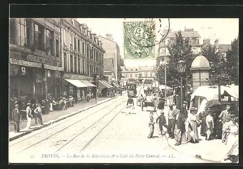 AK Troyes, La Rue de la République et le Café du Point Central, Strassenbahn