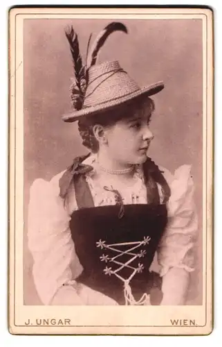 Fotografie J. Ungar, Wien, Strauchgasse, Portrait junge Frau in Tracht mit geschmücktem Hut
