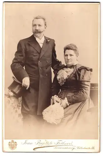 Fotografie Jean Baptiste Feilner, Braunschweig, Wilhelmstr. 88, Portrait Ehepaar in eleganten Kleidern