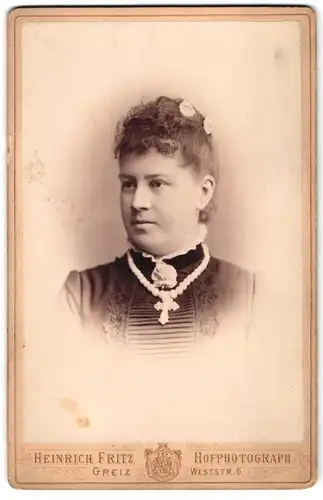 Fotografie Heinrich Fritz, Greiz, Weststr. 6, Portrait Frau mit Blüten im Haar und grosser Perlenkette
