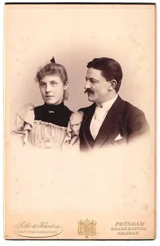 Fotografie Selle & Kuntze, Potsdam, Schwertfegerstr. 14, Portrait modisch gekleidetes Ehepaar
