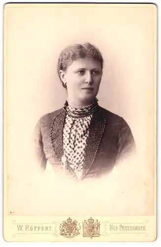 Fotografie W. Höffert, Berlin, Leipziger Platz 12, Portrait junge Frau in bestickter Bluse mit Perlenkette