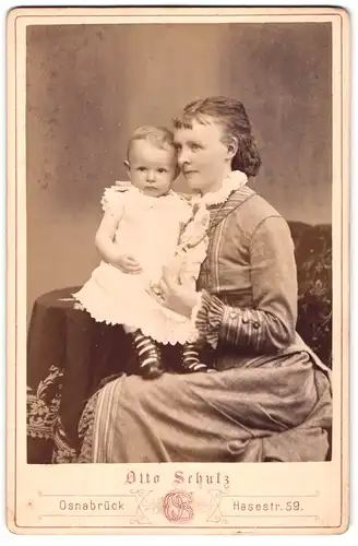 Fotografie Otto Schulz, Osnabrück, Hasestr. 59, Portrait junge Mutter mit niedlichem Kleinkind