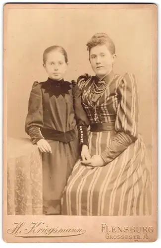 Fotografie H. Kriegsmann, Flensburg, Grossestr. 75, Portrait Mutter mit Tochter in schönen Kleidern