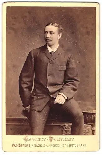 Fotografie W. Höffert, Hannover, Georgstr. 9, Portrait Herr im Anzug mit modischem Haarschnitt