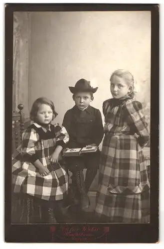 Fotografie Atelier Weber, Mindelheim /Bayern, Portrait niedliche Kinder mit Familienalbum in Händen