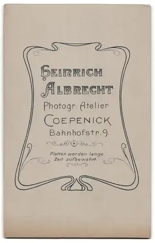 Fotografie Heinr. Albrecht, Köpenick, Bahnhofstr. 9, Portrait Knabe und kleines Schwesterlein mit Puppe im Arm