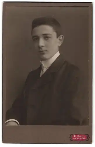 Fotografie A. Juul, Flensburg, Portrait Wilhelm Janssen im Anzug mit weisser Krawatte