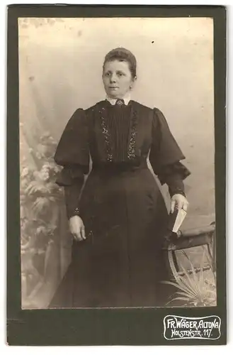 Fotografie Fr. Wäger, Altona, Holstenstr. 117, Portrait Frau in hübschem Kleid mit Buch