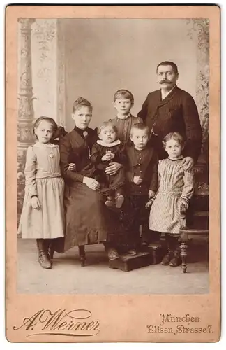 Fotografie A. Werner, München, Elisenstr. 7, Grossfamilie in Studiokulisse porträtiert