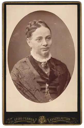 Fotografie Georg Werner, Kaiserslautern, Alleestrasse 3, Portrait Frau mit hochgebundenem Zopf und Brosche am Kleid