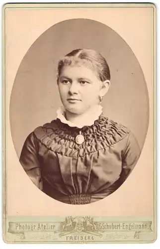 Fotografie G. Schubert-Engelmann, Freiberg, Portrait junge Dame mit zurückgebundenem Haar