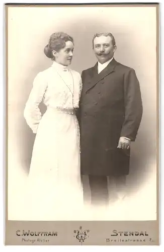 Fotografie Carl Wolffram, Stendal, Breitestrasse 7, Portrait bürgerliches Paar in hübscher Kleidung