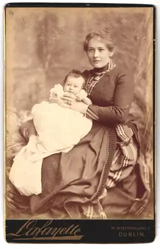 Fotografie Lafayette, Dublin, 30 Westmoreland St., Portrait bürgerliche Dame mit Baby auf dem Schoss