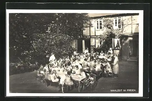 AK Scharbeutz a. d. Ostsee, Kinderheim Felicitas, Mahlzeit im Freien