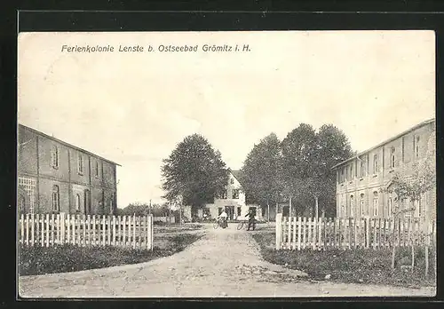 AK Lenste b. Grömitz i. H., Einfahrt der Ferienkolonie