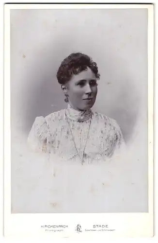 Fotografie H. Pickenpack, Stade, Ecke Höker- u. kl. Schmiedestrasse, Portrait junge Dame in hübscher Kleidung