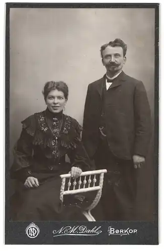 Fotografie N. M. Dahl, Börkop, Portrait bürgerliches Paar in hübscher Kleidung
