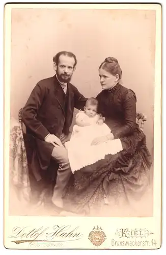 Fotografie Detlef Hahn, Kiel, Brunswieckerstrasse 14, Portrait bürgerliches Paar mit einem Baby