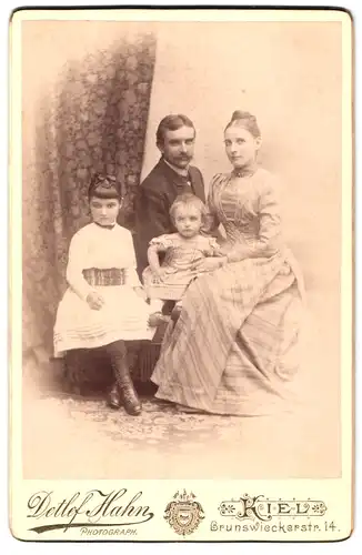 Fotografie Detlef Hahn, Kiel, Brunswieckerstrasse 14, Portrait bürgerliches Paar mit einer Tochter und Kleinkind