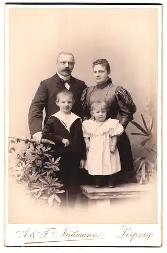 Fotografie A. & F. Naumann, Leipzig, Dorotheen-Strasse 6, Portrait bürgerliches Paar mit einem Sohn und Töchterchen