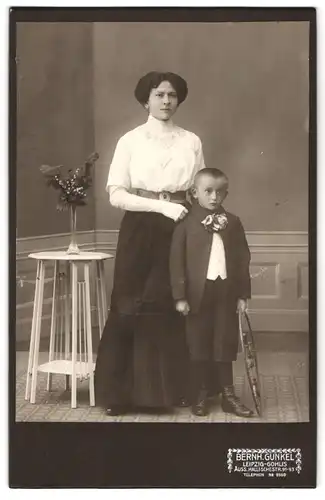 Fotografie Bernh. Gunkel, Leipzig-Gohlis, Äuss. Hallischestrasse 91-93, Portrait bürgerliche Dame und Sohn mit Reifen