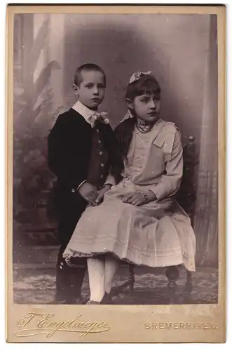 Fotografie T. Engelmeyer, Bremerhaven, Portrait junges Mädchen im hübschen Kleid mit Jungen an der Hand