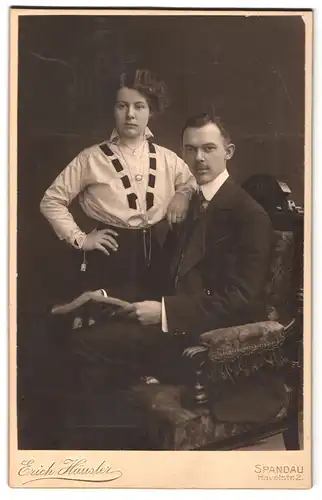 Fotografie Erich Häusler, Berlin-Spandau, Havelstrasse 2, Portrait junges Paar in modischer Kleidung mit Zeitung