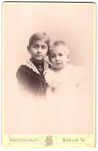 Fotografie Erich Sellin & Co., Berlin-W, Unter den Linden 19, Portrait Kinderpaar in modischer Kleidung