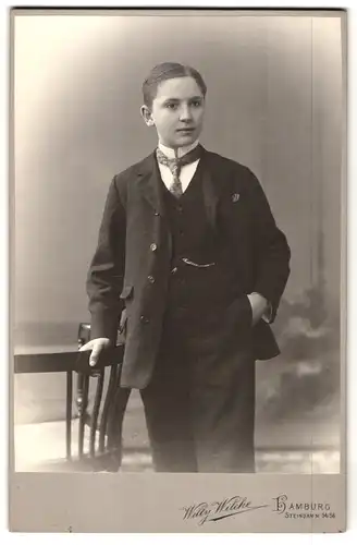 Fotografie Wiilly Wilcke, Hamburg, Steindamm 54 / 56, Portrait halbwüchsiger Knabe im Anzug mit Krawatte