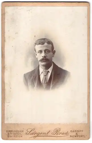 Fotografie Sargent Bros, Birmingham, Portrait stattlicher Herr mit Krawatte und Schnurrbart