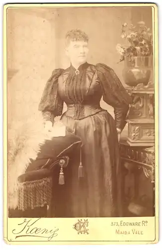 Fotografie Charles Koenig, Maida Vale, 373, Edgware Road, Portrait bürgerliche Dame in festlicher Kleidung