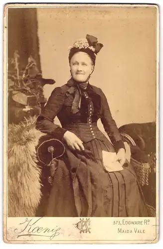 Fotografie Charles Koenig, Maida Vale, 373, Edgware Road, Portrait bürgerliche Dame in hübscher Kleidung mit Haube