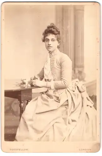 Fotografie Willm. Goodfellow, London-W, 179, Regent Street, Portrait junge Dame in zeitgenössischer Kleidung