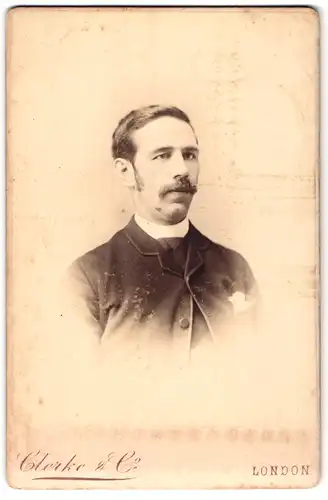 Fotografie Clerke & Co., London, 4, Tottenham Court Rd., Portrait stattlicher Herr im Anzug mit Schnurrbart