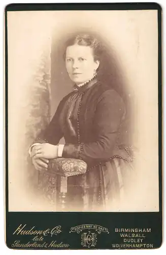 Fotografie Hudson & Co., Birmingham, Portrait bürgerliche Dame in zeitgenössischer Kleidung
