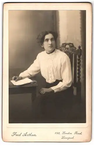 Fotografie Fred Arthur, Liverpool, 192, London Road, Portrait bürgerliche Dame mit Papier am Tisch sitzend