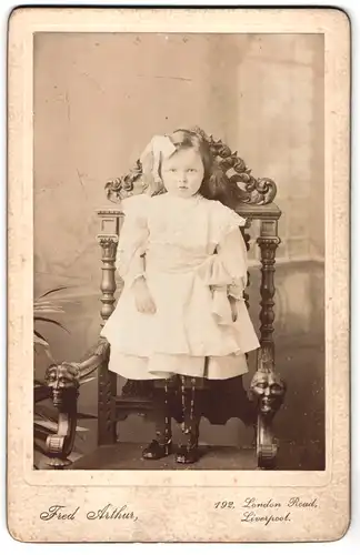 Fotografie Fred Arthur, Liverpool, 192, London Road, Portrait kleines Mädchen im weissen Kleid