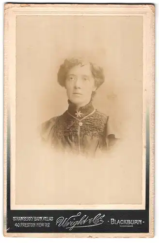 Fotografie Wright & Co., Blackburn, Strawberry Bank Villas, 40 Preston New Rd., Portrait junge Dame mit Halskette
