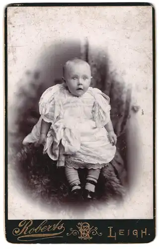 Fotografie Roberts, Leigh, Portrait niedliches Kleinkind im hübschen Kleid