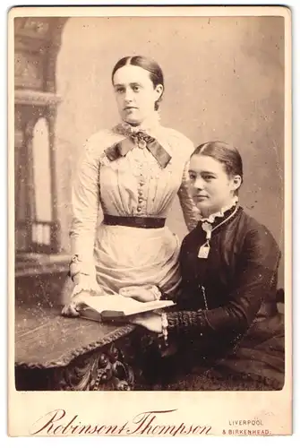 Fotografie Robinson & Thompson, Liverpool, 57, Bold Street, Portrait zwei junge Damen in hübschen Kleidern mit Buch