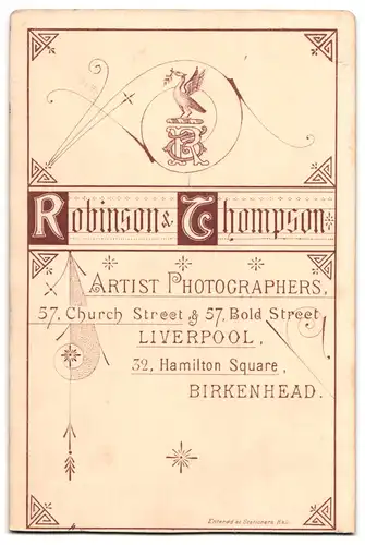 Fotografie Robinson & Thompson, Liverpool, 57, Bold Street, Portrait zwei junge Damen in hübschen Kleidern mit Buch