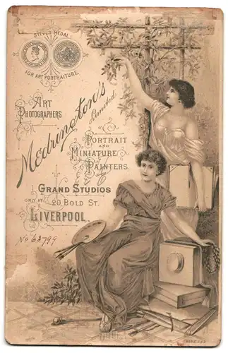 Fotografie Medrington`s Limited, Liverpool, 29 Bold St., Portrait kleines Mädchen und Kleinkind in modischer Kleidung