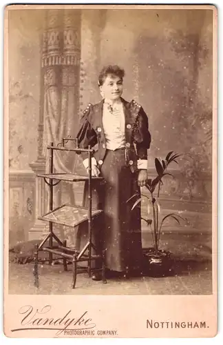 Fotografie Vandyke, Nottingham, 95 Carrington Steet, Portrait bürgerliche Dame in modischer Kleidung