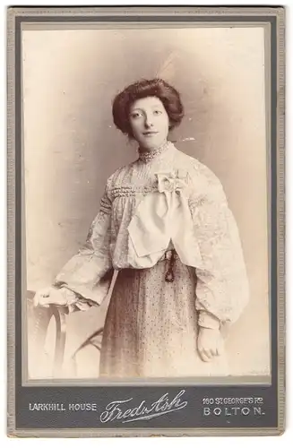 Fotografie Fred. Ash, Bolton, 160 St. George`s Rd., Portrait junge Dame in hübscher Bluse und Rock