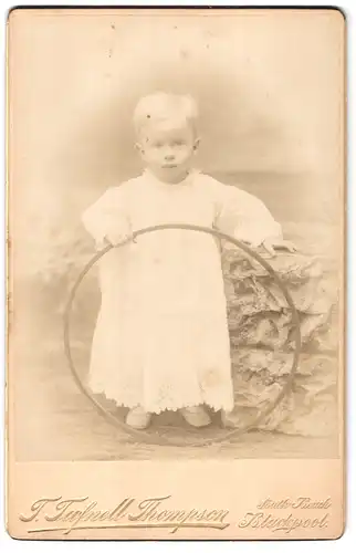 Fotografie T. Tufnell Thompson, Blackpool, Portrait kleines Mädchen im weissen Kleid mit Reifen