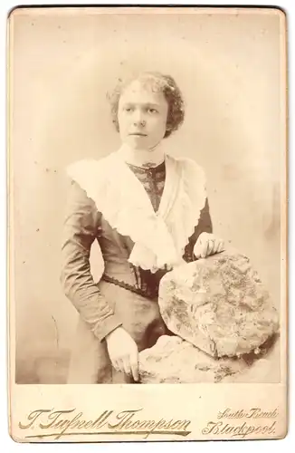 Fotografie T. Tufnell Thompson, Blackpool, Portrait junge Dame im hübschen Kleid